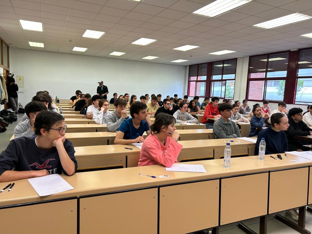 PAU 2025, Universidad de Valladolid, resultados PAU UVa, nota media PAU, becas Santander UVa, acceso universidad Castilla y León, estudiantes UVa, calificaciones PAU Valladolid, aprobar PAU UVa, ayudas económicas universitarias, becas Banco Santander, convocatoria PAU junio, educación superior Castilla y León, nota más alta PAU, matrícula Universidad de Valladolid