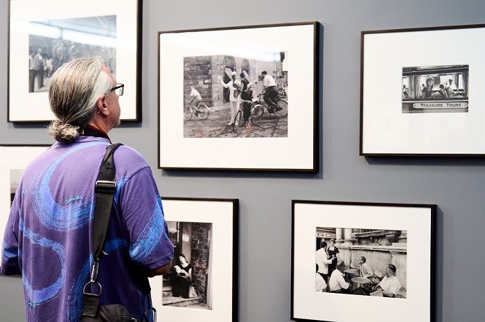 La exposición New York – New York de Ruth Orkin, con más de 40 imágenes originales, llega a Santander dentro de PHotoESPAÑA 2025. Un recorrido visual por el legado de una pionera del fotoperiodismo que anticipó el espíritu del #MeToo.