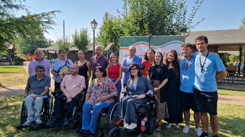 n año más, El Bosque de los Sueños en Cubillos del Sil se convierte en escenario de uno de los referentes nacionales del ocio inclusivo: el Campamento ASPAYM, que celebra en 2025 su vigésimo octava edición con la participación de 134 menores de entre 6 y 17 años, con y sin discapacidad. La inauguración oficial, celebrada esta mañana, ha contado con la visita de representantes institucionales y sociales que han querido acompañar a los niños y niñas que disfrutan de estas jornadas en un entorno natural, accesible y lleno de actividades. Entre ellos, destacaron Estela López, directora general del Instituto de la Juventud de Castilla y León; Irene González, diputada de Desarrollo Rural de la Diputación de León; y Sandra Ámez, presidenta del Consejo de la Juventud de Castilla y León, entre otros. Ocio inclusivo y transformador El campamento, que se desarrolla del 3 al 14 de agosto, está ubicado en El Bosque de los Sueños, un complejo rural accesible y domotizado promovido por ASPAYM Castilla y León. Esta edición acoge a 60 menores en régimen de pernocta (casi el 60% con discapacidad) y a otros 74 del municipio en modalidad de día, con el apoyo de un equipo profesional de más de 50 personas. La delegada de ASPAYM Castilla y León, Mar Matías, subrayó que “es mucho más que una actividad de ocio: es un proyecto social y educativo que siembra inclusión desde la infancia”. Por su parte, Ana de Bonrostro, coordinadora del área de Juventud de ASPAYM, destacó que “esta experiencia representa libertad, autonomía y convivencia en igualdad para muchos menores con discapacidad”. Música disco, valores y convivencia La temática de este año gira en torno al universo “música disco”, a través del cual se desarrollan juegos, talleres, actividades deportivas adaptadas, salidas culturales y veladas nocturnas. Todo ello orientado a fomentar la creatividad, empatía y trabajo en equipo en un contexto inclusivo y seguro. Además del valor social y educativo, el campamento también supone un respiro necesario para las familias y cuidadores, que encuentran en esta iniciativa el respaldo de una red profesional especializada. El Bosque de los Sueños: turismo accesible en El Bierzo Con 15 cabañas adaptadas, zonas verdes, sistemas domóticos y espacios comunes accesibles, El Bosque de los Sueños se ha consolidado como un referente nacional en turismo inclusivo y como recurso dinamizador del medio rural del Bierzo. Durante el resto del año, el complejo acoge a asociaciones, clubes deportivos y entidades sociales. Compromiso institucional El Campamento ASPAYM está coorganizado por la Federación Nacional ASPAYM y el Real Patronato sobre Discapacidad, con la colaboración de la Fundación ONCE, Fundación ACS, el Consejo de la Juventud de Castilla y León, y ASPAYM Juventud. Las instituciones presentes en la inauguración coincidieron en resaltar la importancia de proyectos que promueven la igualdad real desde la infancia y el valor transformador del juego como herramienta educativa y social.