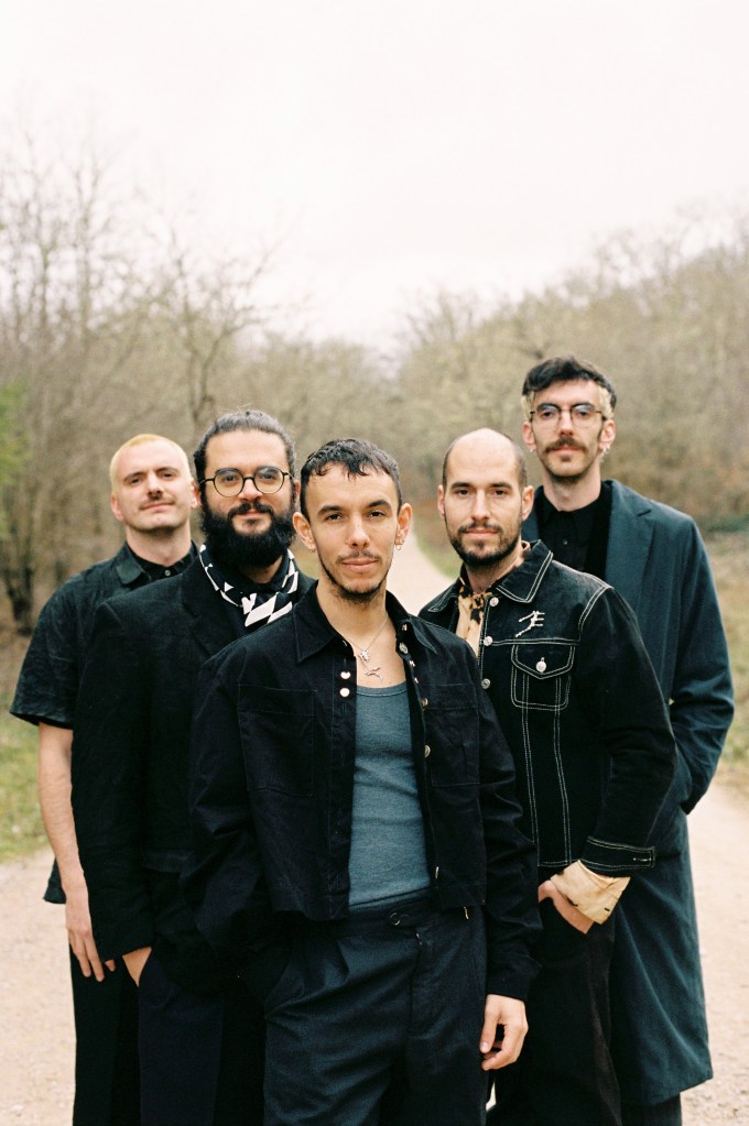 El Nido, TUCUCU, Rodrigo Cuevas, remixes TUCUCU, Delaporte, PERARNAU IV, drama Zahara, CCCORROSION, Delameseta, electrónica pop, música 2025, EP TUCUCU, himno festivo, conciertos El Nido, música España