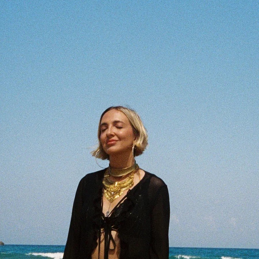 Paula Mattheus presenta “Autotune”, su nuevo single producido por Juan Guevara: una canción folk intensa y crítica que invita a reflexionar sobre la autenticidad en tiempos de superficialidad.