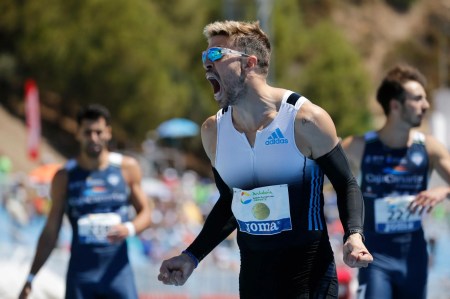 El próximo 21 de septiembre a las 10:30 horas, el Parque del Socayo de Arroyo de la Encomienda (Valladolid) acogerá la IV Carrera Inclusiva ASPAYM Castilla y León por la Lesión Medular. El evento, organizado junto al Ayuntamiento de Arroyo de la Encomienda y el Club de Senderismo La Senda de Arroyo, contará con un embajador de lujo: el atleta olímpico Óscar Husillos. La presentación oficial se celebró en el Ayuntamiento de Arroyo con la participación de Sandra González, concejala de Educación y Deportes; Francisco Sardón, director ejecutivo de ASPAYM Castilla y León; Mar Matías, delegada de ASPAYM CyL; y Sebastián Nogales, presidente de La Senda de Arroyo. Deporte sin barreras: accesibilidad universal La Carrera Inclusiva se organiza bajo criterios de accesibilidad universal, con recorridos adaptados para que cualquier persona, con o sin discapacidad, pueda participar en igualdad de condiciones. El programa incluye: Marcha de 5 km. Carreras competitivas de 5 km y 10 km. Pruebas infantiles gratuitas, competitivas y no competitivas. Toda la información está disponible en la web oficial carrera.aspaymcyl.org . Las inscripciones pueden realizarse online en runvasport.es o de forma presencial en las sedes de ASPAYM Castilla y León (C/ Treviño, 74, Valladolid) e IMPULSA IGUALDAD (C/ Hípica, 9, Valladolid). Óscar Husillos: un embajador con corazón El atleta palentino Óscar Husillos, referente del atletismo español y récord nacional en 400 metros en pista cubierta, se suma como embajador de la carrera. Husillos ha competido en los Juegos Olímpicos de Tokio y París, además de cosechar medallas en campeonatos europeos. Su apoyo a ASPAYM Castilla y León busca reforzar un mensaje esencial: el deporte es un derecho para todas las personas. “Que figuras como Husillos se unan a nuestra causa supone un respaldo enorme y una oportunidad para sensibilizar a toda la sociedad”, destacó Francisco Sardón. Más que deporte: un proyecto social La IV Carrera Inclusiva tiene un claro trasfondo solidario. Los fondos recaudados se destinarán a: Material ortoprotésico especializado para menores con discapacidad. Materiales educativos gratuitos en 3D, diseñados por ASPAYM, para facilitar la inclusión de niños y niñas con necesidades especiales en el aula. Apoyos que hacen posible la carrera El evento cuenta con el respaldo del Ayuntamiento de Arroyo de la Encomienda y un amplio tejido de patrocinadores y colaboradores, entre ellos Michelín, PRIM, Toyota Hybrid Car, Itevelesa, Linecar, Tierra de Sabor, Alimentos de Valladolid y Saborea Castilla y León, además de clubes deportivos como el VRAC Quesos Entrepinares y el Atlético Valladolid. Un evento para visibilizar la lesión medular Por cuarto año consecutivo, ASPAYM Castilla y León organiza esta cita con un objetivo claro: visibilizar la lesión medular, una realidad que afecta a más de 149.400 personas en España, con entre 800 y 1.000 nuevos casos cada año. La presencia de Óscar Husillos como embajador supone un impulso decisivo para transmitir que, con unión, esfuerzo e inclusión, las barreras pueden superarse.