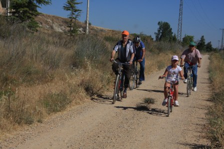 El proyecto Iberlobo on bike arranca en Zamora con una ruta cicloturista gratuita en el Lago de Sanabria, que incluye artesanía, gastronomía y un concierto flotante de piano.