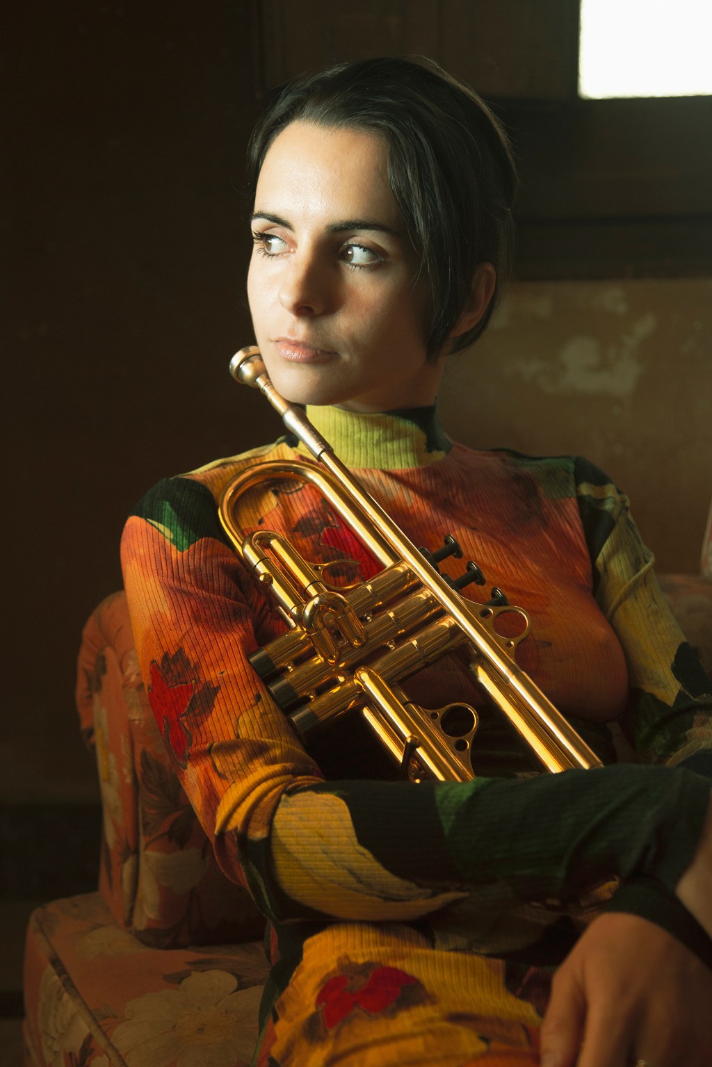 Entre el 8 y el 22 de noviembre, Palencia acogerá la duodécima edición de su Festival Internacional de Jazz. A lo largo de dos semanas, el Teatro Principal y el Teatro Ortega reunirán a músicos de reconocimiento mundial junto a intérpretes que representan la renovación del género. La apertura, el sábado 8 de noviembre, estará a cargo de Victor Wooten & The Wooten Brothers en el Teatro Principal. Bajista fundamental en la evolución del jazz-funk contemporáneo, Wooten comparte escenario con sus hermanos Regi, Joseph y Roy “Future Man”, una formación con diez premios Grammy y veintiséis nominaciones, célebre por directos en los que confluyen virtuosismo e improvisación. El viernes 14, en el Teatro Ortega, actuará Paquito D’Rivera Quinteto. Niño prodigio en La Habana y cofundador de Irakere, D’Rivera ha desarrollado una carrera que enlaza jazz, música clásica y ritmos afrocubanos, reconocida con dieciocho Grammy. Lo acompañarán Pepe Rivero, Sebastián Laverde, Reinier Elizarde “El Negrón” y Georvis Pico. Al día siguiente, sábado 15, llegará Al Di Meola Acoustic Trio. Figura imprescindible de la guitarra contemporánea, con más de seis millones de discos vendidos, Di Meola presentará un repertorio que viaja del flamenco al tango y a las músicas de Oriente Medio y Latinoamérica, acompañado por Peo Alfonsi y Sergio Martínez. El viernes 21 será el turno de Andrea Motis, que mostrará su nuevo proyecto Temblor. Trompetista, saxofonista y cantante descubierta por Quincy Jones a los dieciséis años, ha compartido escenario con Esperanza Spalding, Milton Nascimento o Yo-Yo Ma. En Palencia actuará junto a Christoph Mallinger y Zé Luis Nascimento. El cierre del festival, el sábado 22, tendrá como protagonistas a Something Else Septet, formación dirigida por Vincent Herring y compuesta por Wayne Escoffery, Dave Kikoski, Paul Bollenback, Essiet Essiet, Freddie Hendrix y Joris Dudli. Su propuesta revisita el soul jazz mediante composiciones originales y reinterpretaciones de clásicos. La programación incluye también la entrega del VIII Premio “Ramos Ópticos” al Mejor Relato sobre Jazz, en colaboración con Menoscuarto Ediciones. En cada cita se distribuirá gratuitamente un volumen con el relato ganador y el finalista. El cartel de esta edición ha sido diseñado por Javier de Juan, artista madrileño vinculado a la Movida y creador de la revista Madriz, con obra presente en colecciones internacionales. Los abonos para los conciertos del Teatro Ortega podrán adquirirse del 26 de septiembre al 13 de octubre por 90 euros, tanto en taquilla como en la web www.jazzpalencia.es. A partir del 14 de octubre se pondrán a la venta localidades sueltas con precios de 22 a 29 euros. El recital inaugural de Wooten, fuera de abono, tendrá tarifas entre 12 y 27 euros. Ese mismo día se habilitará la venta para el concierto familiar del 9 de noviembre en el Teatro Principal, con entradas de 8 euros para niños y 10 para adultos.