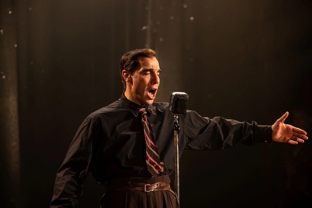 El aclamado biopic Aznavour, con más de 2 millones de espectadores en Francia, llega hoy a los cines de España. Distribuida por Surtsey Films y Sideral, la película protagonizada por Tahar Rahim rinde homenaje al legendario cantante Charles Aznavour.