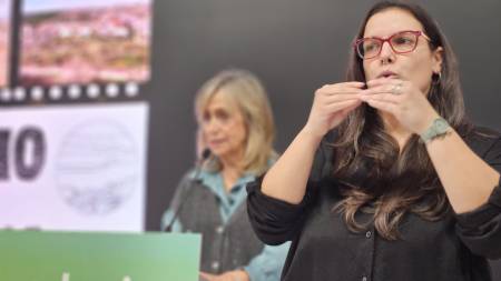 El Cerrato Palentino ha presentado en INTUR una propuesta concebida para reforzar su posición como territorio de interés cinematográfico, patrimonial y enoturístico. La iniciativa ha puesto el acento en los elementos que definen a la comarca —su paisaje, su arquitectura tradicional, su patrimonio subterráneo y su capacidad para generar atmósferas de gran impacto visual—, articulándolos en un relato que evidencia su potencial para la creación audiovisual y la visita cultural con el apoyo de una intérprete de signos para ampliar la accesibilidad del mensaje a personas con capacidades diferentes gracias a la colaboración con la Federación de Asociaciones de Personas Sordas de Castilla y León. La presentación desarrollada por la Asociación de Desarrollo Rural Integral (ADRI Cerrato Palentino) ha incluido una intervención de la actriz y comunicadora Erica González, que ha propuesto un recorrido narrativo por distintos espacios del Cerrato a través de una lectura sensorial. Su texto ha explorado las ondulaciones del terreno, los páramos abiertos, las laderas perforadas por barrios de bodegas y los templos románicos que jalonan la comarca, proyectando imágenes que evocaban desde la épica mesetaria que podría recordar a El Cid hasta la densidad de otros filmes como Juego de Tronos. Su lectura ha mostrado que el territorio puede sostener relatos visuales de naturaleza muy diversa sin alterar su identidad. Tras la misma, se ha proyectado el spot ‘Ven a rodar al Cerrato Palentino’ y convertido en una pieza clave dentro de la estrategia audiovisual del Grupo de Acción Local. El vídeo reúne escenarios representativos: campos de cereal en distintas fases del año, cortados arcillosos modelados por la erosión, arquitectura religiosa sobria y panorámicas que revelan la estructura abierta del paisaje. Los barrios de bodegas tradicionales han ocupado un lugar central por su singularidad patrimonial y por las posibilidades narrativas que ofrecen, comparables a los espacios subterráneos presentes en producciones de ambientación histórica, en relatos de fantasía oscura o incluso en thrilleres con atmósferas próximas a Los PIlares de la TIerra. En este contexto, la presidenta de ADRI Cerrato Palentino, María José de la Fuente Fombellida, ha recordado que estas bodegas “no son únicamente un legado vinculado al vino, sino un testimonio físico de cómo se ha vivido en la comarca a lo largo de generaciones”. Ha señalado que su valor reside en esa continuidad histórica y en su capacidad para funcionar como “espacios dramáticos por sí mismos”, donde un director podría situar desde un drama intimista hasta una producción de época inspirada en los grandes clásicos. Respecto al audiovisual presentado, ha destacado que su intención es mostrar “un Cerrato fiel a su esencia, en el que la estética surge del propio paisaje”. De la Fuente ha insistido también en que la promoción territorial debe apoyarse en elementos verificables y en la capacidad del Cerrato para ofrecer experiencias que trascienden la motivación inicial del visitante. Ha recordado que el enoturismo “ha ampliado el abanico de quienes se acercan por primera vez al territorio”, pero que su estancia suele evolucionar hacia un descubrimiento más amplio. En sus palabras, “el Cerrato ofrece un patrimonio subterráneo incomparable, una luz cambiante que modula el paisaje en función de la hora y un legado cultural visible en templos, miradores y núcleos urbanos que conservan su estructura original”. Esa estabilidad visual permite imaginar desde reconstrucciones históricas similares a las de El Reino de los Cielos o Ágora hasta ficciones contemporáneas de tono reflexivo.. La presentación ha incorporado asimismo el programa ‘Un Cerrato de Película’, desarrollado junto a la Diputación de Palencia, que transforma distintos espacios públicos mediante intervenciones de graffiti y muralismo inspiradas en iconos cinematográficos y elementos del patrimonio inmaterial. Las obras están generando nuevos puntos de interés, ampliando los itinerarios culturales e invitando a vecinos y visitantes a mirar la comarca desde nuevas perspectivas. De la Fuente ha señalado que estos murales “activan la interpretación del territorio de un modo similar al que lo haría una localización cinematográfica: abren posibilidades, sugieren historias y permiten imaginar nuevas narrativas”. La participación del Cerrato Palentino en INTUR ha permitido mostrar una línea de trabajo que integra paisaje, patrimonio, creación artística y enfoque audiovisual en un relato sólido. En su valoración final, De la Fuente ha señalado que la comarca “tiene aún mucho que ofrecer” y ha expresado la voluntad de seguir avanzando “en colaboración con los municipios y la Diputación, para continuar mostrando el Cerrato Palentino con la fidelidad que merece”. Y ha concluido planteando una pregunta que resume el espíritu de la iniciativa: “Si el Cerrato reúne escenarios naturales, arquitecturas singulares y un patrimonio que respira historia… ¿por qué la próxima superproducción de Hollywood no podría rodarse aquí?”.