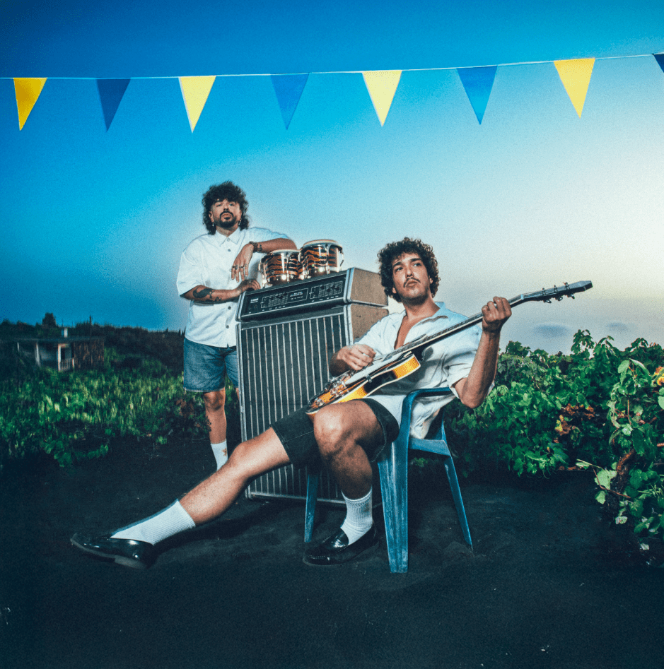 Los Vinagres presentan Amores de Verbena, un álbum que fusiona rock y ritmos latinos con raíz canaria y espíritu festivo. Nuevo disco 2025.