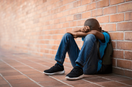 El racismo y la vulneración de derechos siguen presentes en el medio rural. La población migrante, especialmente las mujeres, afronta explotación laboral y barreras de acceso a servicios básicos.