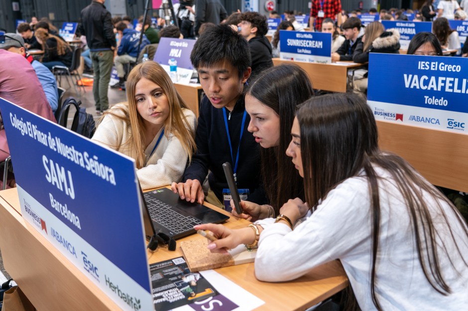 Un total de 893 jóvenes castellanos y leoneses participan en la XV edición de Young Business Talents, una competición nacional de simulación empresarial. El reto consiste en dirigir una empresa virtual y alcanzar la final en Madrid. Más en freemag.es