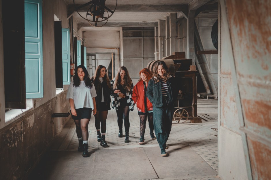 Las Titis publican Rojo Sangre, un EP que marca un punto de inflexión en su trayectoria dentro del rock alternativo. Grabado por Paco Loco y masterizado por Víctor García, el trabajo explora nuevos territorios melódicos sin renunciar a su esencia garage. Presentación en directo el 28 de febrero en el Avalon Café de Zamora.