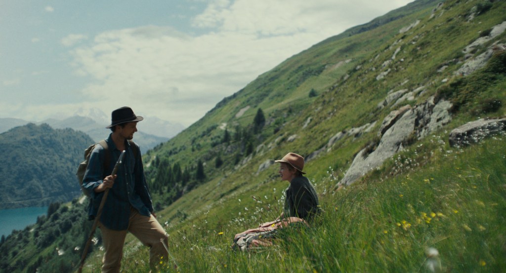 Hasta la montaña se estrena hoy en cines. La película de Sophie Deraspe, premiada en Toronto, es una oda a la vida rural, la trashumancia y el sentido de la existencia.