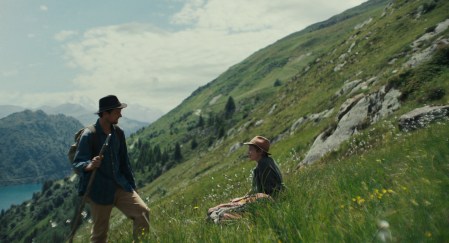 Hasta la montaña se estrena hoy en cines. La película de Sophie Deraspe, premiada en Toronto, es una oda a la vida rural, la trashumancia y el sentido de la existencia.