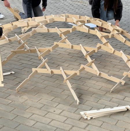 Alumnos de 6º de primaria del colegio Miguel Delibes construyen cúpulas de madera sin fijaciones inspiradas en Da Vinci en un taller de la Universidad de Burgos sobre ingeniería estructural.