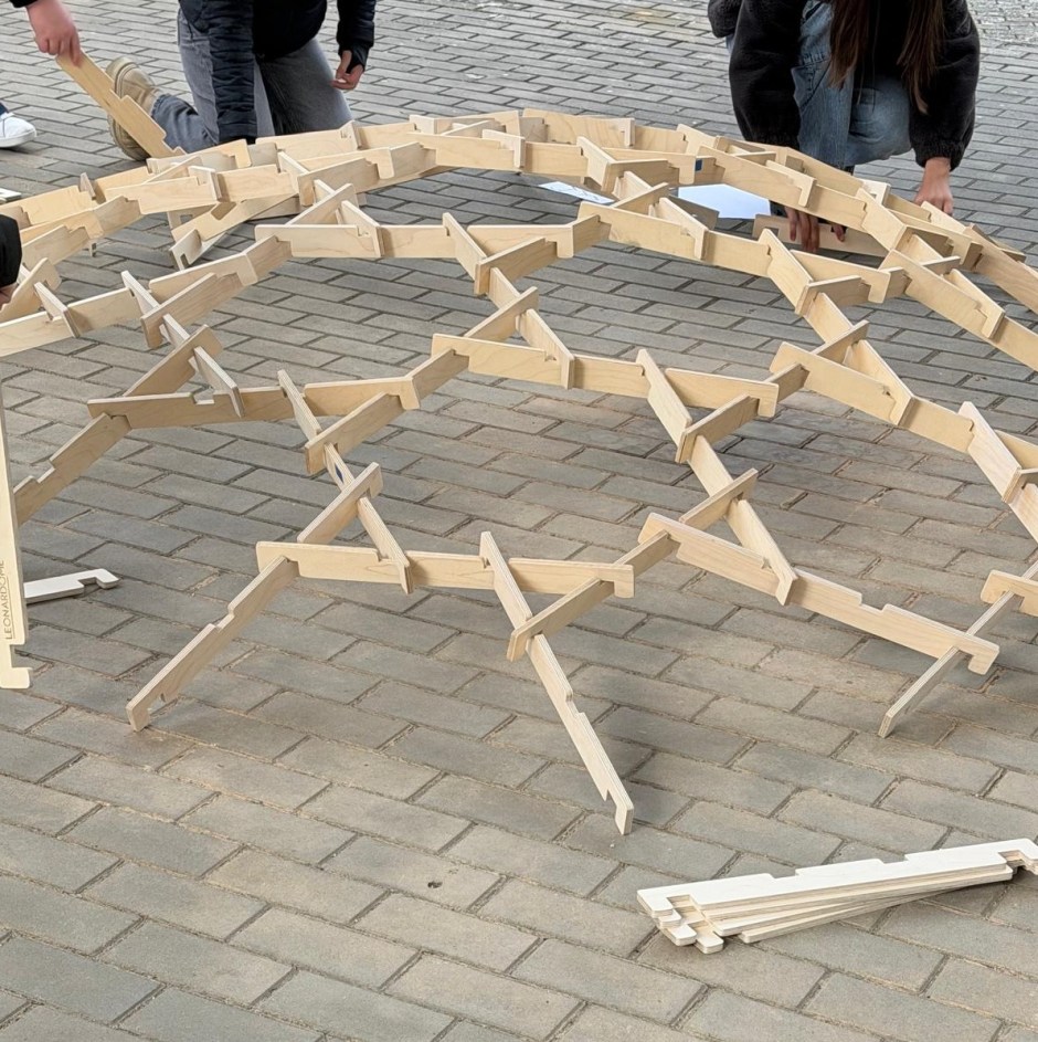 Alumnos de 6º de primaria del colegio Miguel Delibes construyen cúpulas de madera sin fijaciones inspiradas en Da Vinci en un taller de la Universidad de Burgos sobre ingeniería estructural.