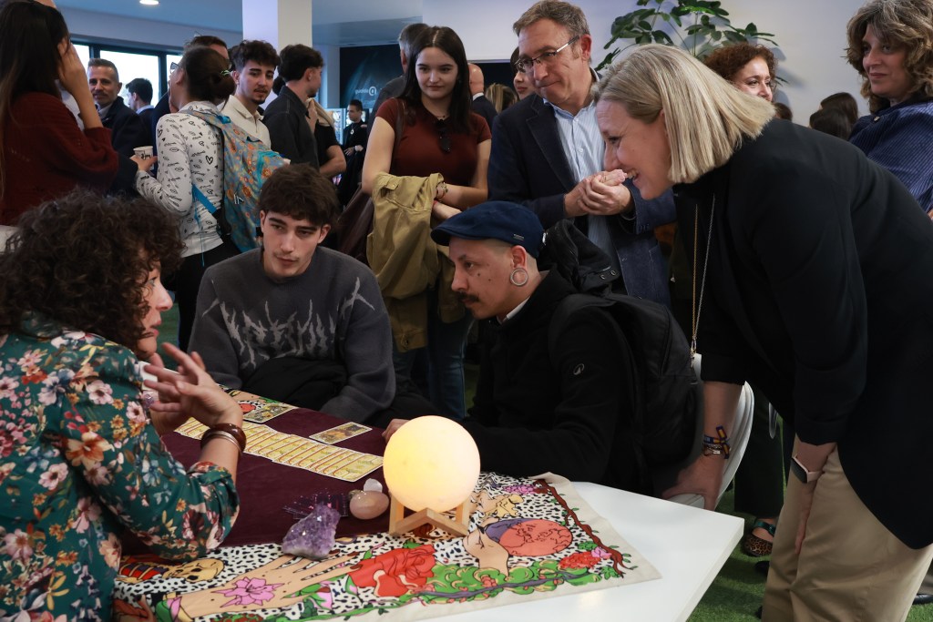 Castilla y León impulsa FP Steam para aumentar la presencia femenina en la Formación Profesional tecnológica con mentorías, talleres y contacto directo con empresas.