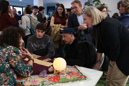 Castilla y León impulsa FP Steam para aumentar la presencia femenina en la Formación Profesional tecnológica con mentorías, talleres y contacto directo con empresas.