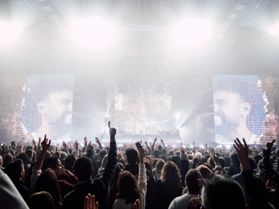 La gira de Dani Fernández incorpora sonido multicanal y pantallas LED automatizadas en un despliegue técnico de gran escala.