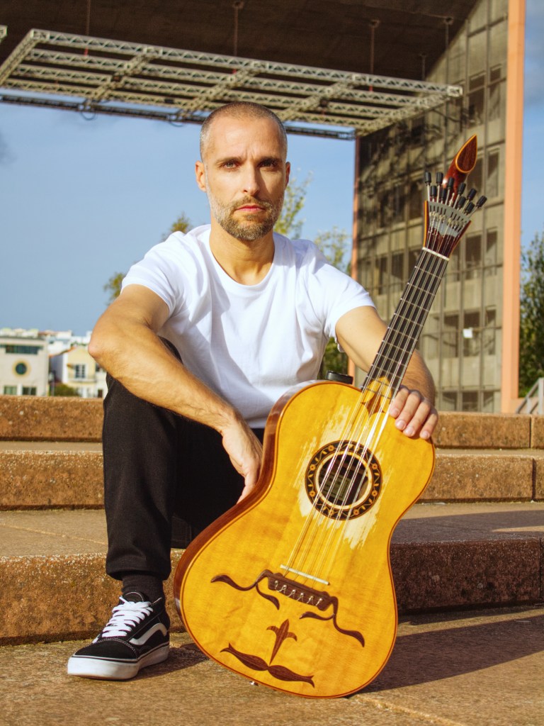 Omiri publica 25 temas en directo durante abril desde Tradidanças 2024, fusionando tradición portuguesa y sonidos actuales.