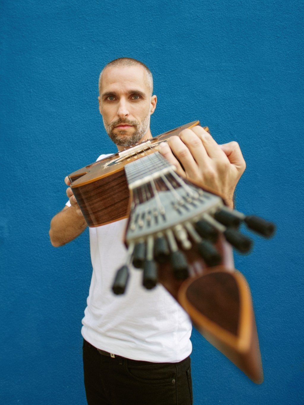 Omiri publica 25 temas en directo durante abril desde Tradidanças 2024, fusionando tradición portuguesa y sonidos actuales.