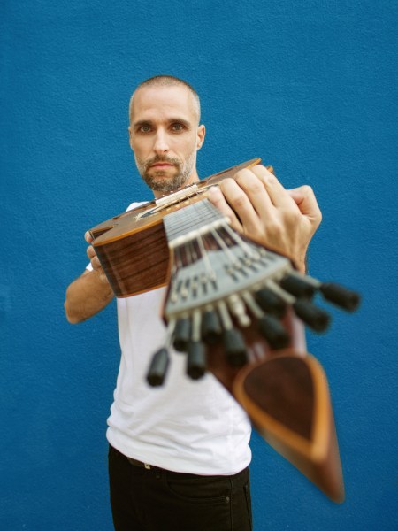 Omiri publica 25 temas en directo durante abril desde Tradidanças 2024, fusionando tradición portuguesa y sonidos actuales.