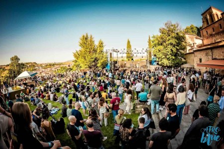 El Afroblue Festival regresa a Segovia los días 5 y 6 de junio con John Németh, Lehmanns Brothers, Charlie Wood, Tiwayo y Yuley Díaz en el Jardín de Los Zuloaga. Entradas ya disponibles.
