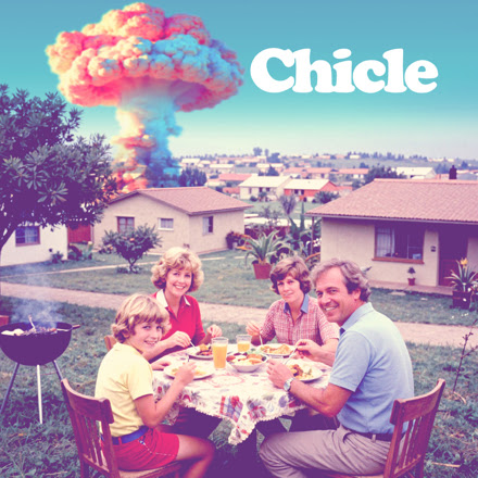 lvaro Benito, Héctor Navío y Juan Zurdo, integrantes del power-trio madrileño Chicle, en la sesión fotográfica del single 'Me vuelvo a torcer', publicado el 16 de abril de 2026.