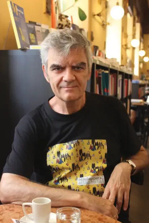 La obra sitúa a sus personajes en un trayecto continuo donde el tiempo y la identidad se diluyen