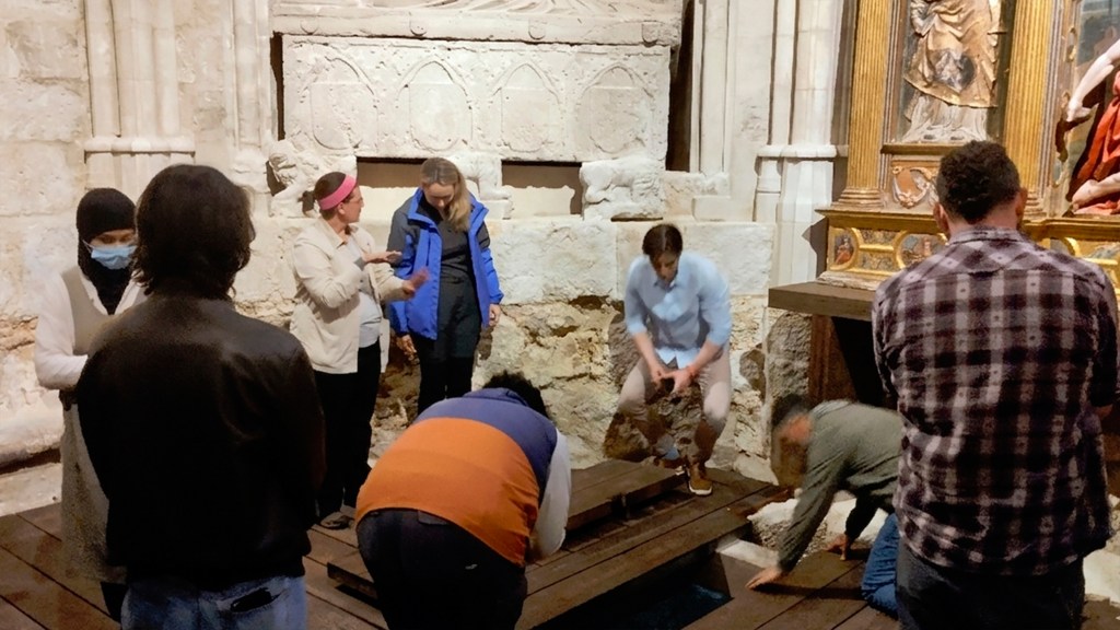 La Catedral de Palencia acoge la segunda edición del curso internacional de antropología y arqueología funeraria con estudiantes de siete países y análisis de restos humanos históricos.