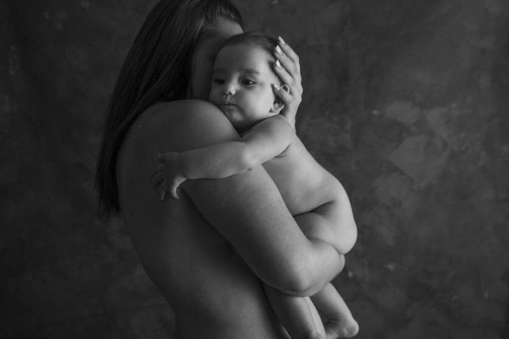 ‘Cuerpos que dan vida’, de Aurora Vilariño, reflexiona sobre maternidad y cuerpo femenino en el Lecrác hasta el 31 de mayo.