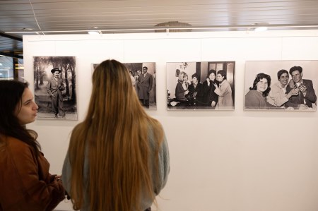 Visitantes recorren una exposición del festival de fotografía en Palencia