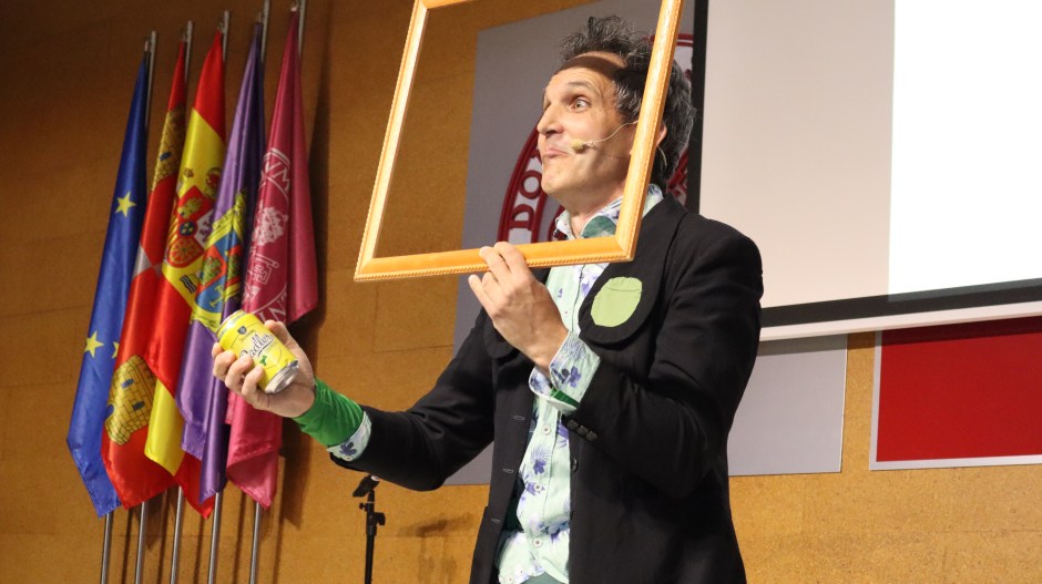 Cinco miembros de la comunidad universitaria participaron en la final del III Concurso de Humorología de la UVa en Palencia.