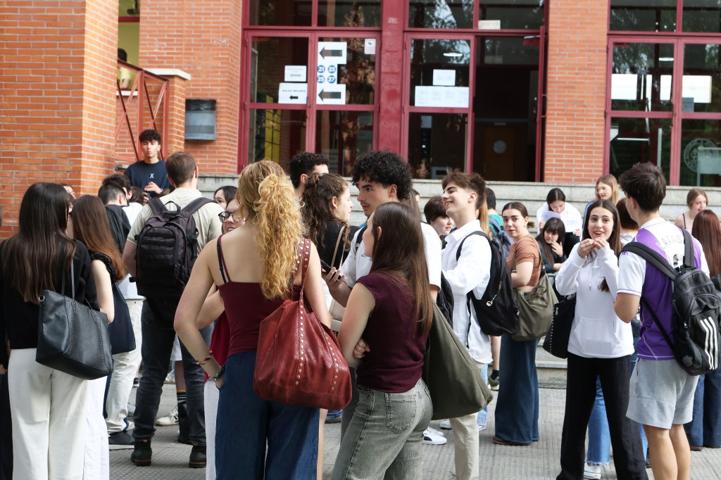 Estudiantes consultan las calificaciones de la PAU tras la publicación de los resultados en la Universidad de Valladolid.