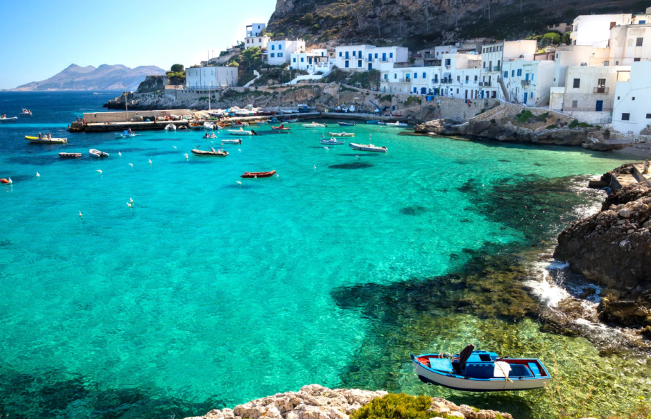 Sicilia, Grecia y Marruecos protagonizan una ruta en ferry inspirada en Ulises, el cine y los grandes paisajes del Mediterráneo.